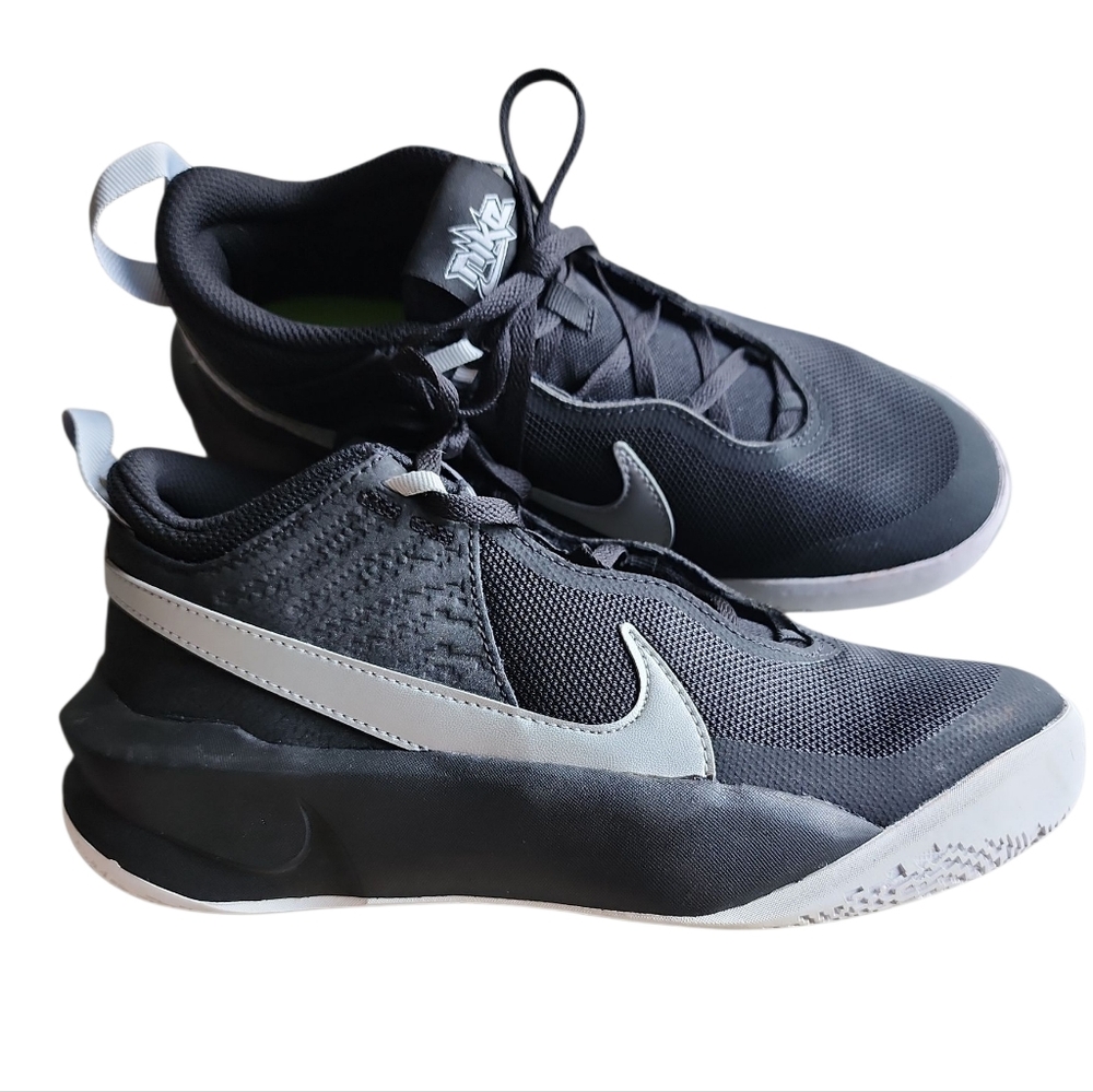 Nike Team Hustle D 10‎ Youth Size 5 Black White Athletic Shoes CW6735 004